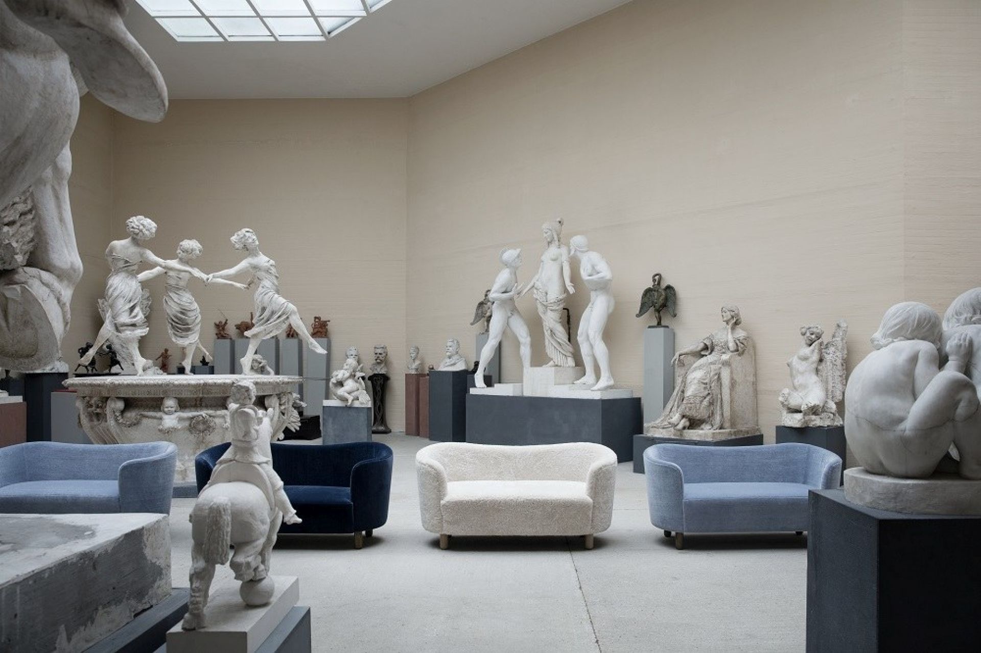 Mingle Sofa von Audo, ein 2-Sitzer Sofa in verschiedenen Farben in einem Museum.