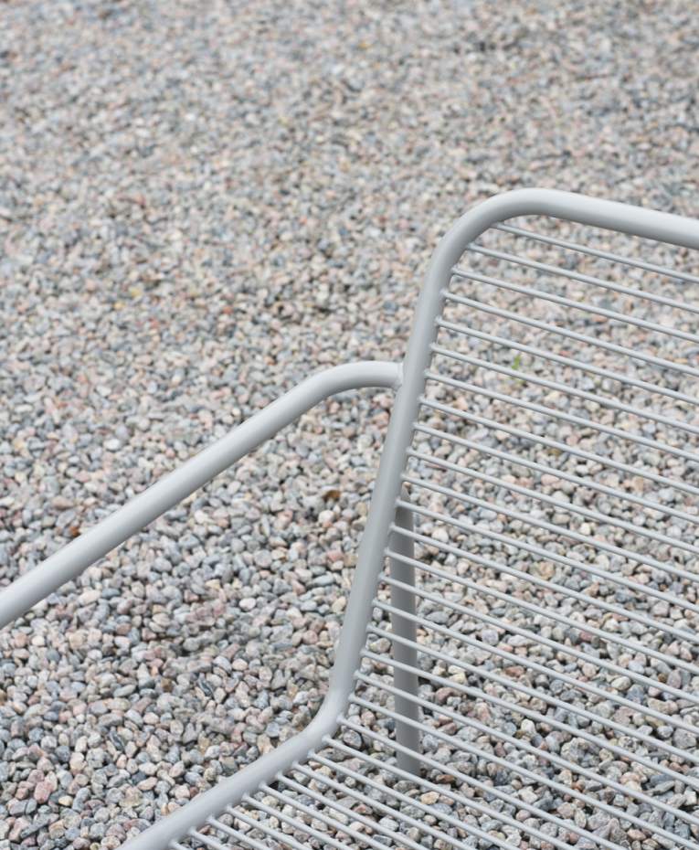 Detailaufnahme des grauen Vig Lounge Chair Sessels von Normann Copenhagen, Outdoor-Möbel mit minimalistischem Design.