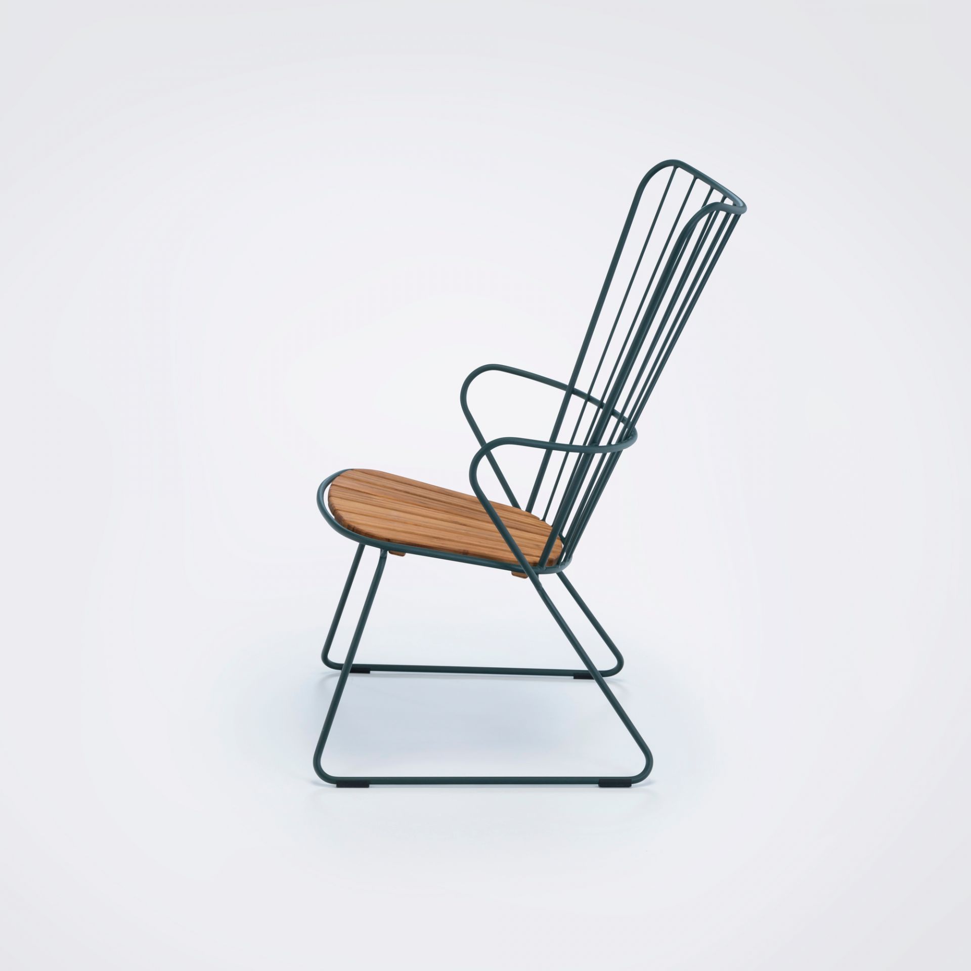 Paon Lounge Chair von Houe für den Garten: Outdoor Stuhl mit Holz-Sitzfläche und Metallgestell.