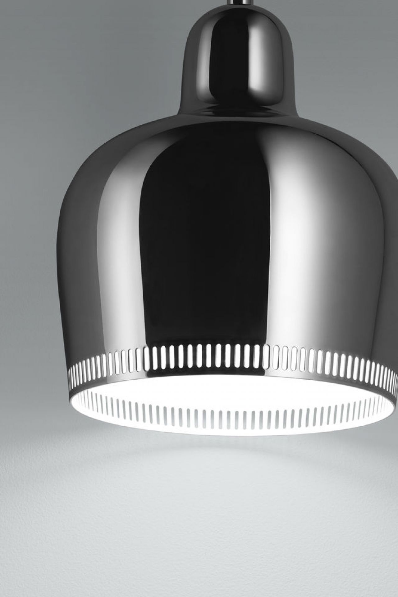 Nahaufnahme der A330S Golden Bell Pendelleuchte von Artek in Chrom-Weiss.