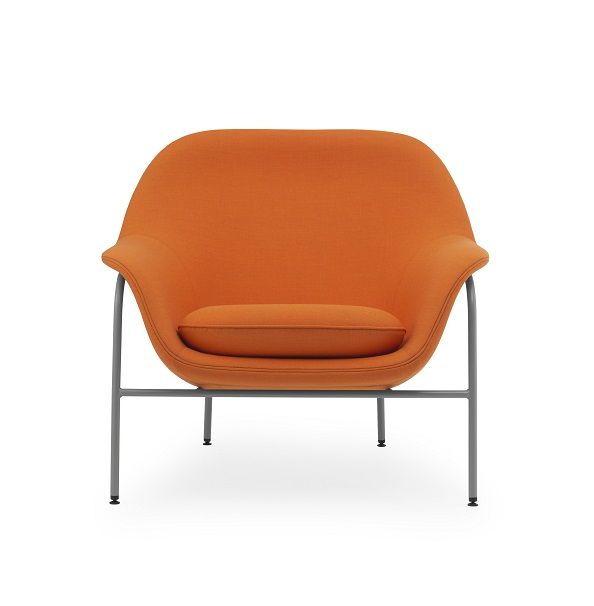 Oranger Drape Lounge Sessel von Normann Copenhagen mit grauem Metallgestell, moderner Sessel für Wohnzimmer.