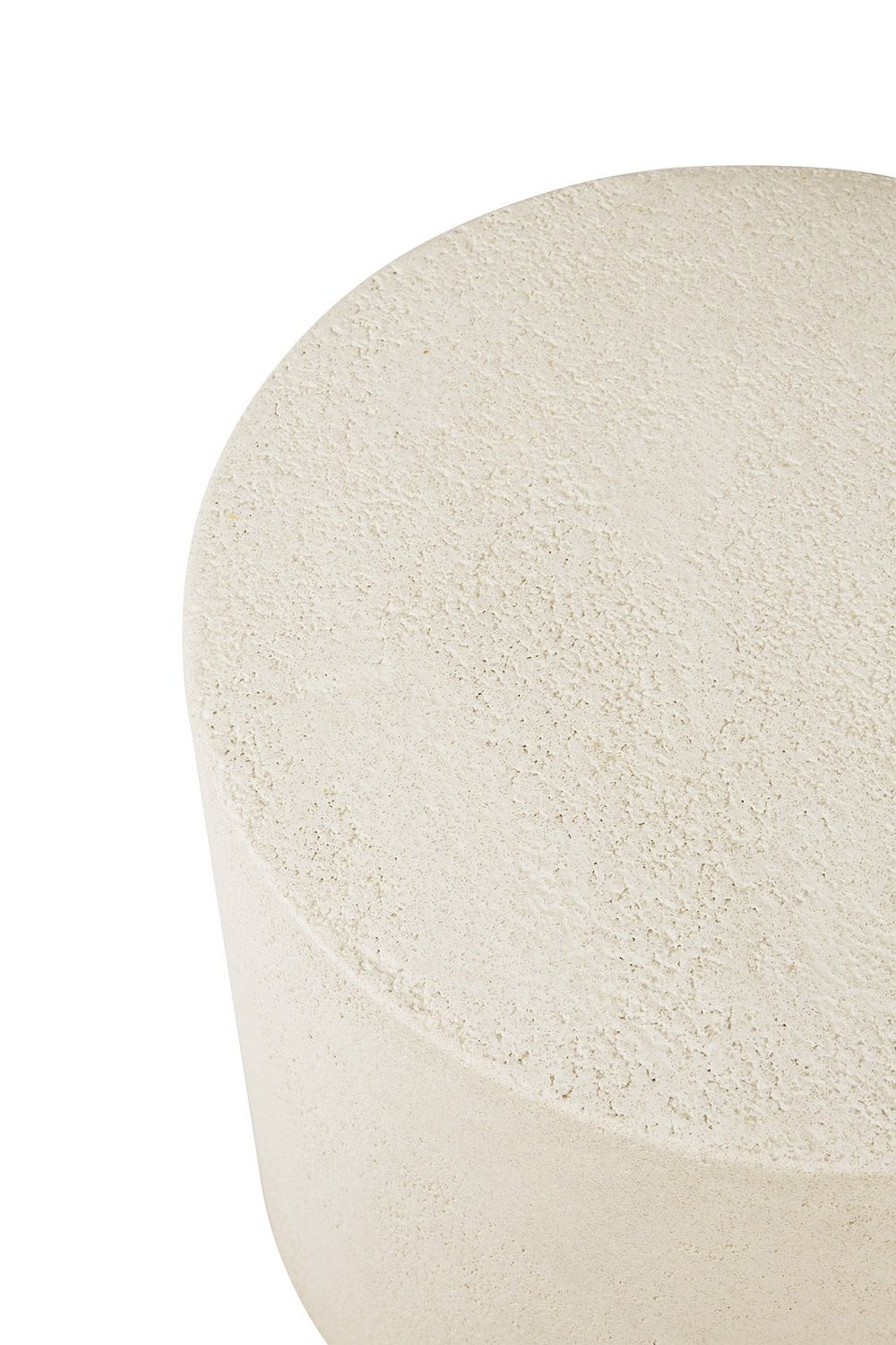 Detailaufnahme: Runder Elements Couchtisch von Ethnicraft in Off White mit Microzement-Oberfläche.