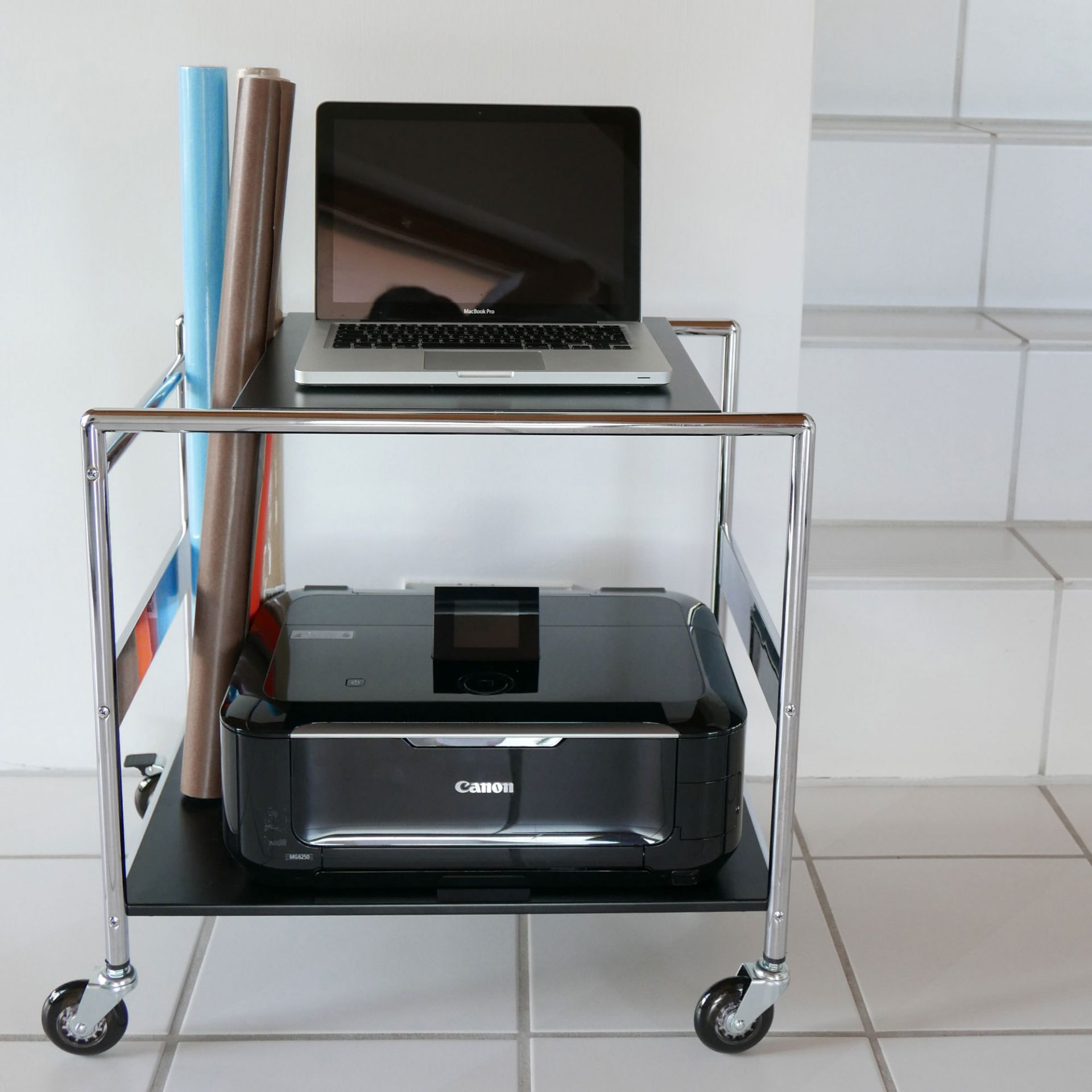 Servierwagen SIR WEISS mit Laptop und Drucker. Mobiler Beistelltisch mit Rollen für Büro.