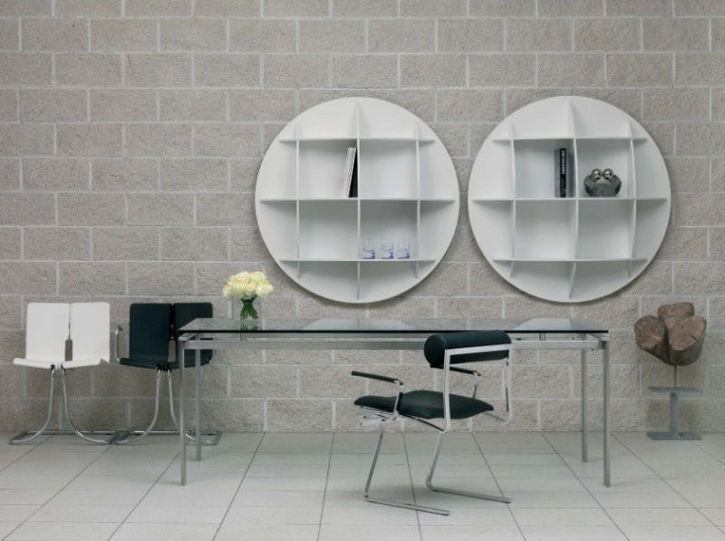 Zwei weiße, runde Bücherregale (Minicontinental AL) an einer Wand, modernes Wohnzimmer Design.