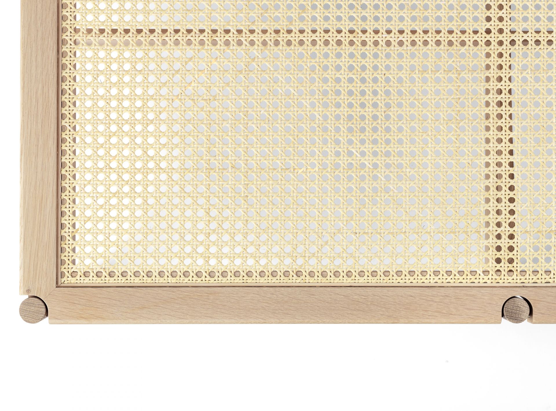 Detailaufnahme der Winston Daybed Liege Mater mit hellem Holzrahmen und Wiener Geflecht.