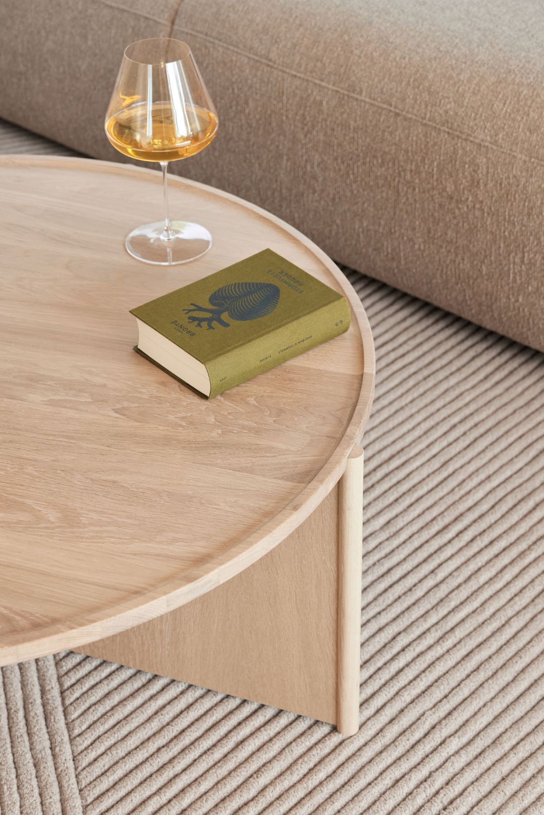 Cling Kaffeetisch aus geräucherter Eiche von Northern, runder Couchtisch mit Buch und Weinglas.