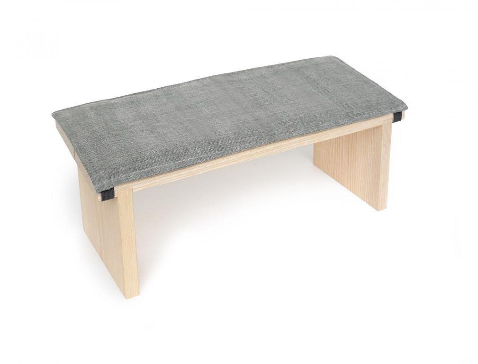 Meditationsbank aus Holz mit grauem Kissen für bequemes, entspanntes Sitzen bei der Meditation.