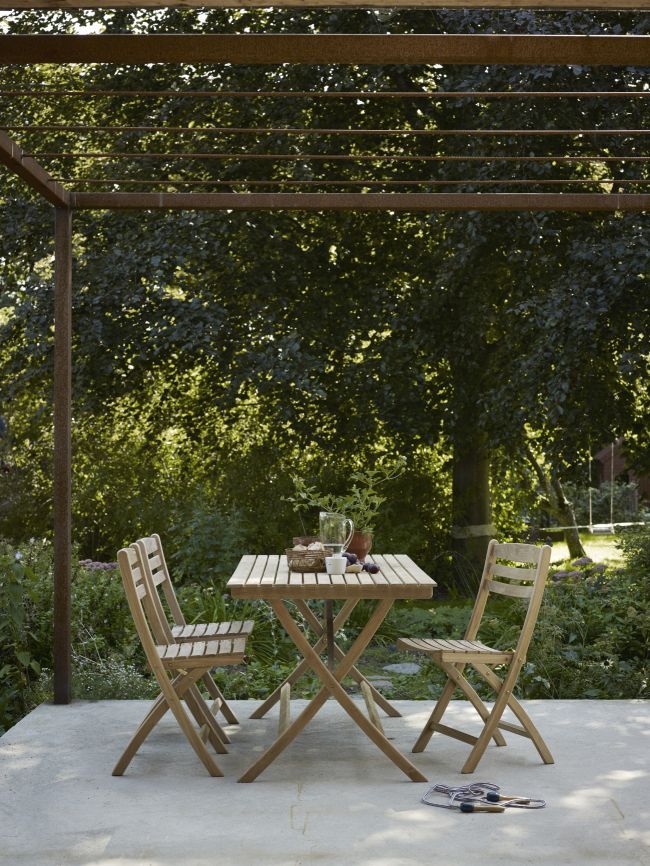 Selandia Table 147 Esstisch von Skagerak: Klappbarer Outdoor Tisch mit zwei Stühlen im Garten.