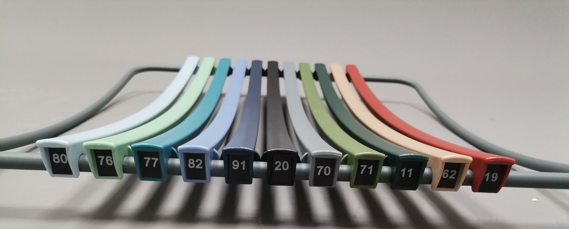 Nahaufnahme von farbigen Click Lamellen, Ersatzteile für Houe Gartenmöbel, Durchmesser 1,2 cm.