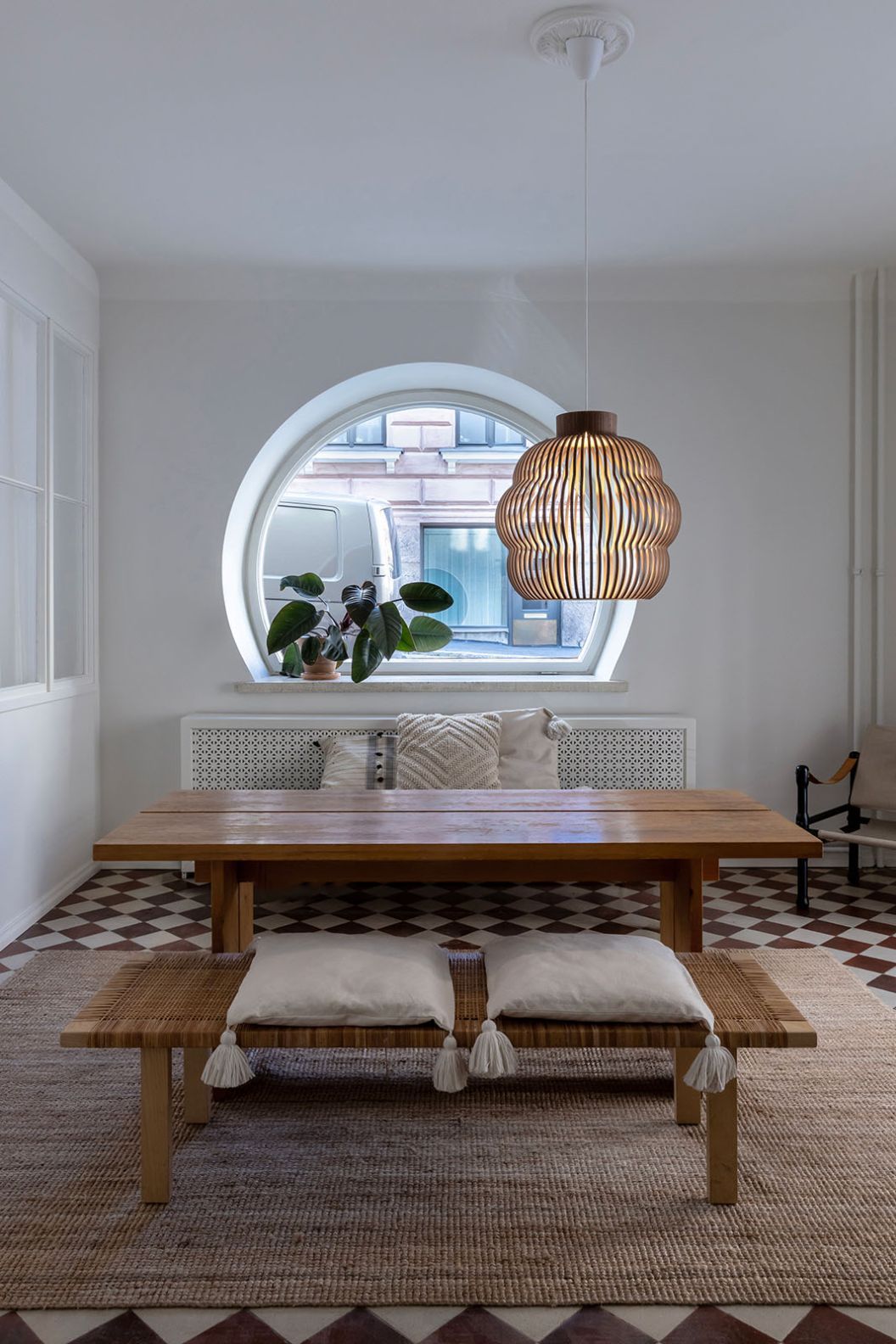 Kumulo 5200 Pendelleuchte von Secto Design aus Birke über Esstisch, skandinavisches Design.