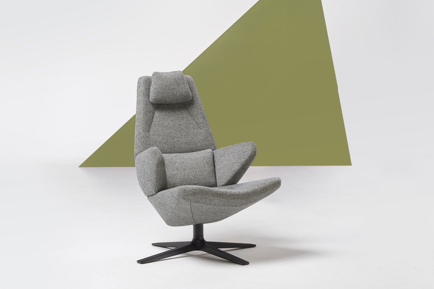 Trifidae Sessel von Prostoria, grauer Lounge Sessel mit Kopfstütze und schwarzem Fußkreuz.