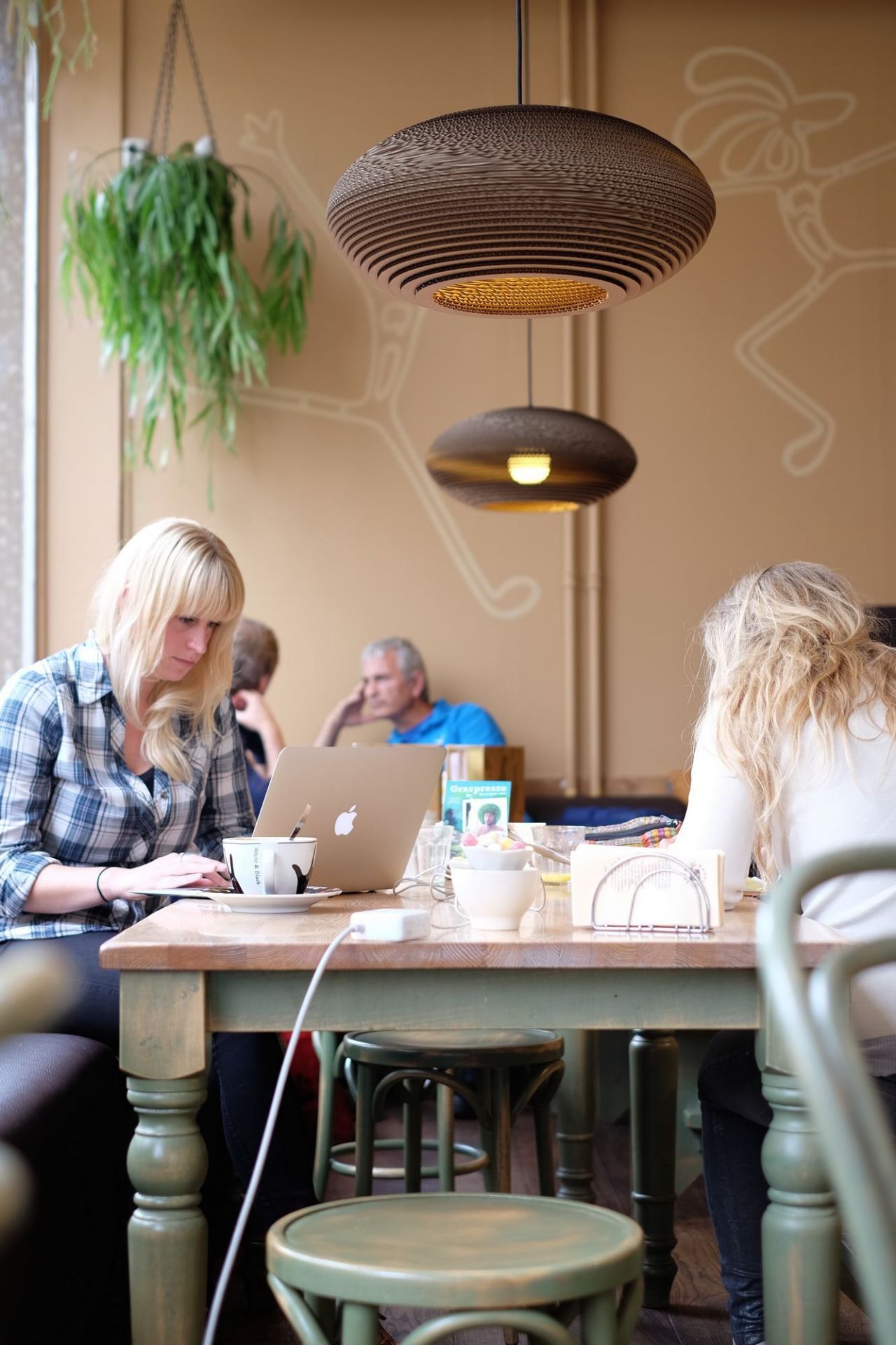 Disc20 Scraplights Hängeleuchte von Graypants im Café: Runde Designerlampe aus recycelter Pappe.