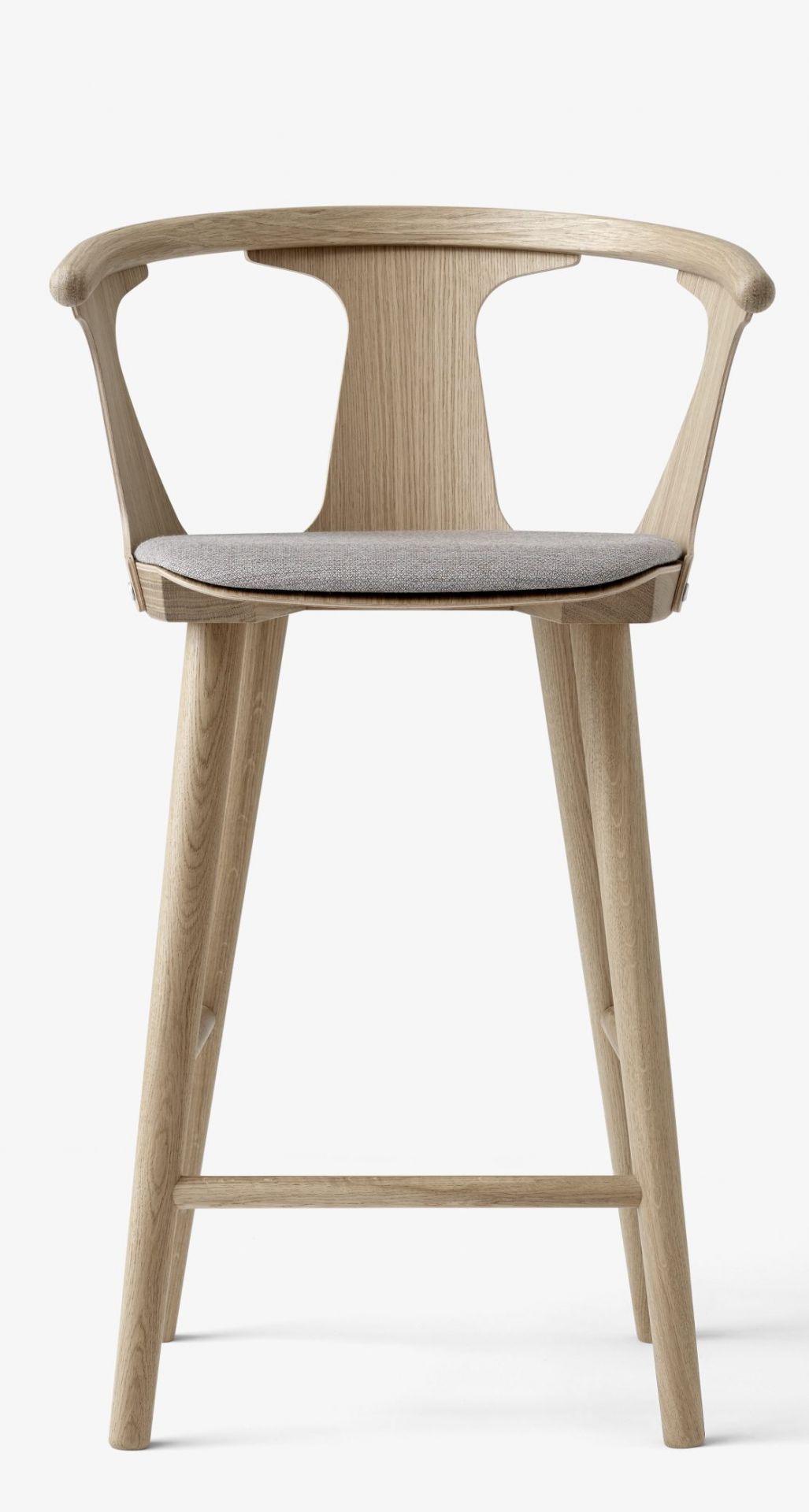 Frontansicht des hellen In Between Barhockers SK10 von AndTradition mit grauem Sitzpolster.