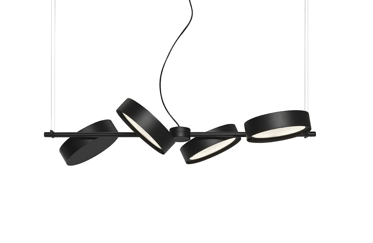 Schwarze Berlin Hängeleuchte von Oluce mit vier runden, schwenkbaren LED-Leuchten an einer Stange.
