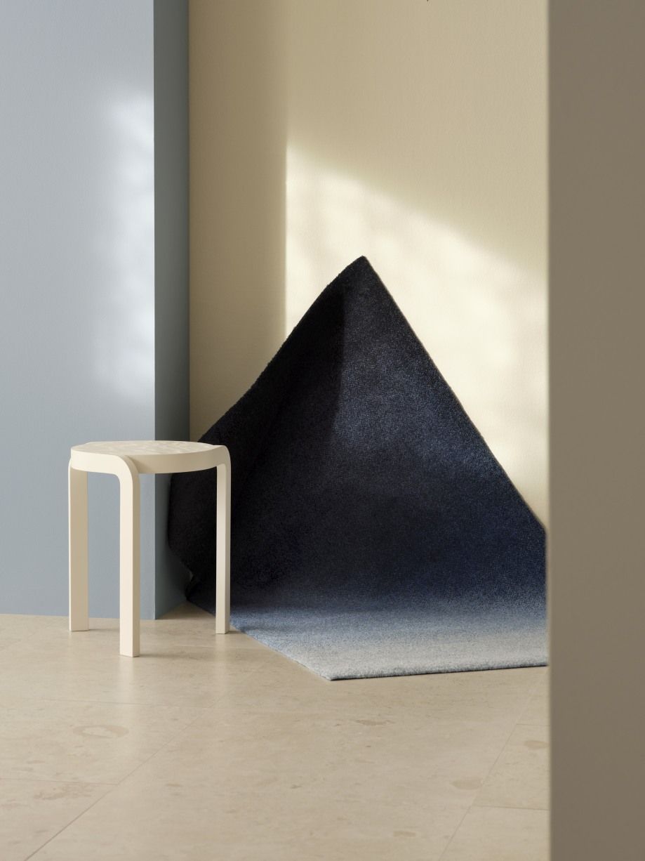 Blaue Dis Fußmatte von Heymat für Innen und Außen, 85x115 cm, mit Hocker.