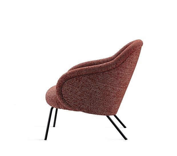 Ona Lounge Chair von Freifrau Manufaktur, Sessel in Rotbraun mit schwarzen Metallbeinen, Seitenansicht.
