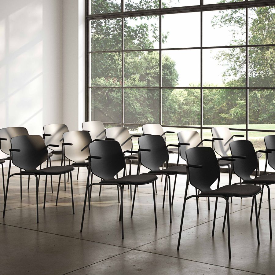 Reihe von Nova Sea Stühlen, gepolstert, in Schwarz und Weiß, modernes Design für Konferenzräume.