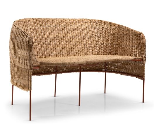 Caribe Outdoor Bank: Natürliche 2-Sitzer Gartenbank aus Rattan mit filigranem Metallgestell.