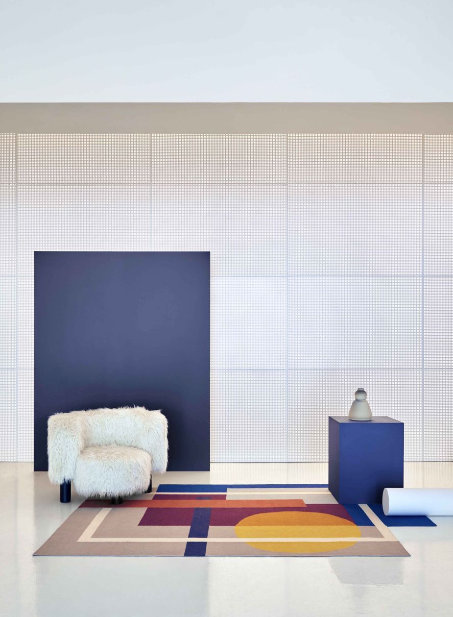 Zoe Sool Teppich Gan: Moderner Wollteppich mit geometrischen Mustern in Beige, Gelb, Blau und Lila.