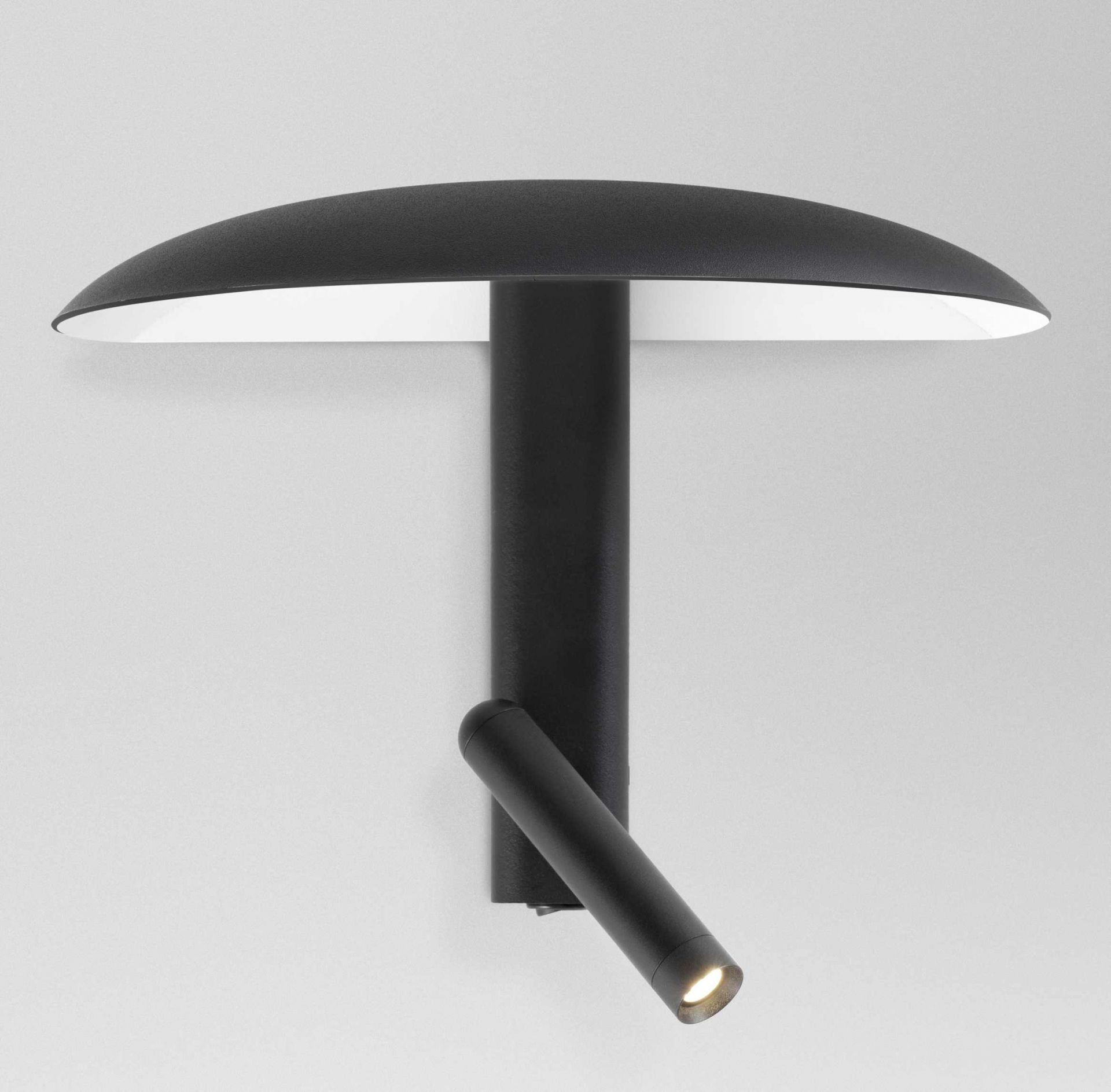 Schwarze Konoha Wandleuchte von Marset mit Leselicht, modernes Design für Wohnzimmer und Schlafzimmer.