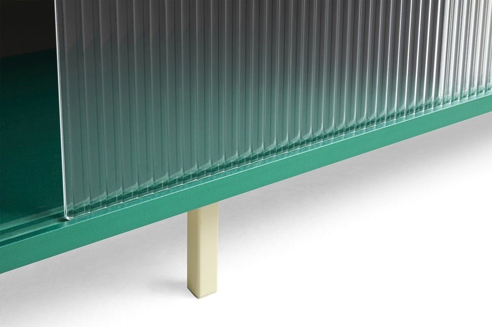 Detailansicht: Grünes Hay Colour Cabinet Sideboard mit geriffelten Glastüren und beigen Füßen.