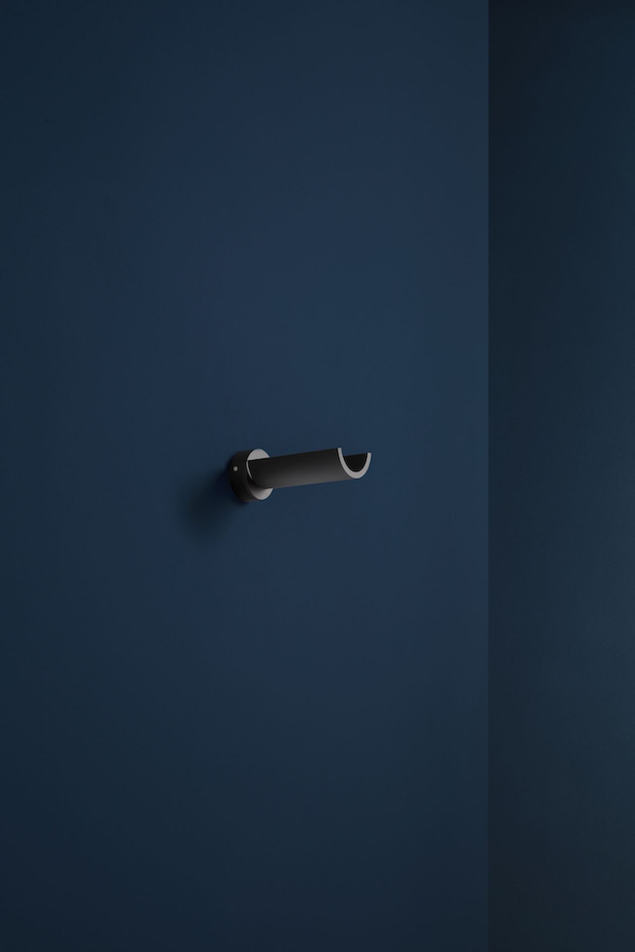 Nahaufnahme der modernen U. W Wandleuchte von Catellani & Smith in Schwarz an einer blauen Wand.