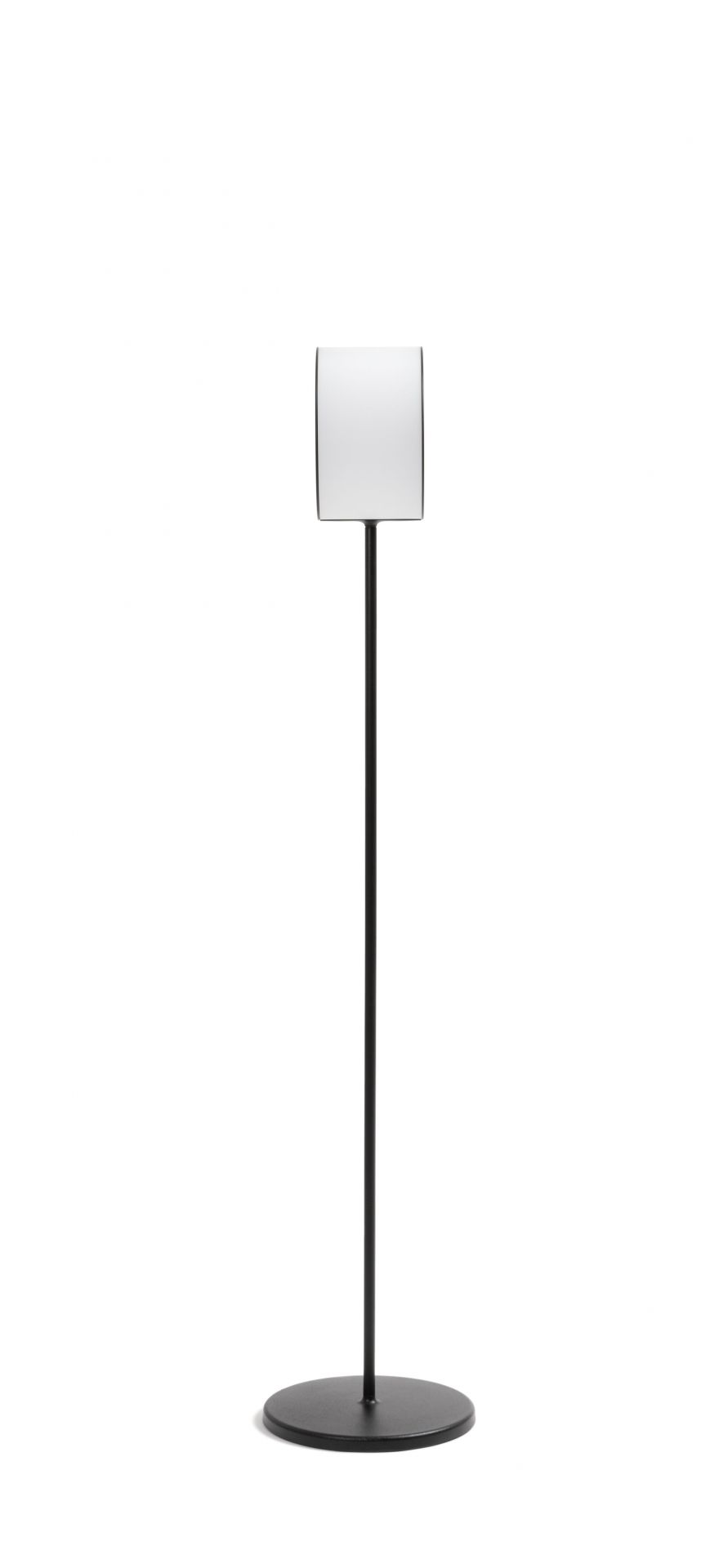 Lost Stehleuchte S Magis: Moderne Stehlampe mit schwarzem Fuß und rechteckigem, weißem Lampenschirm.