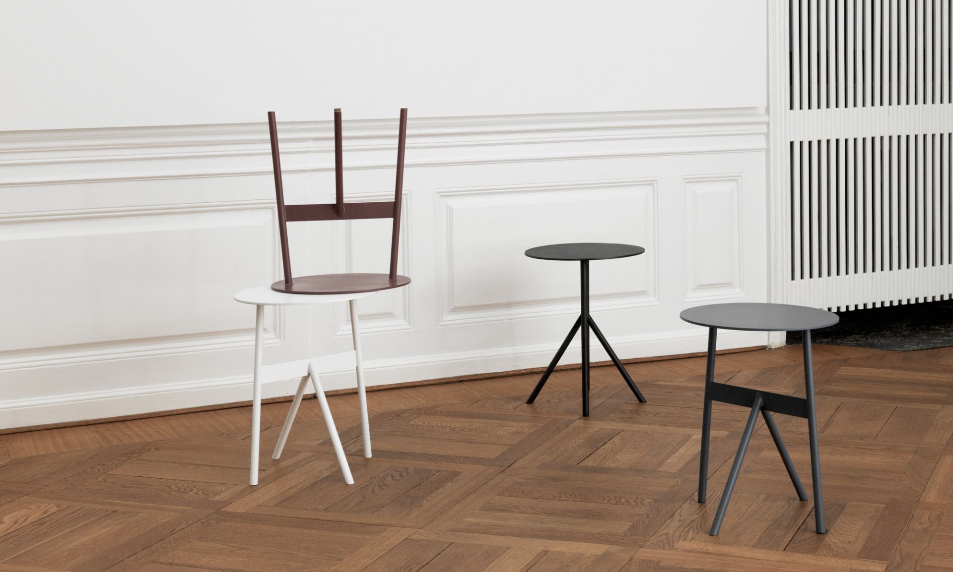 Drei Normann Copenhagen Beistelltische in Schwarz, Weiß und Grau. Moderne, minimalistische Designmöbel.