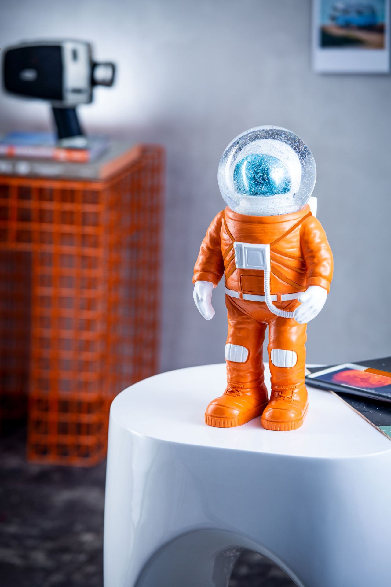Summerglobes Marstronaut Glitzerkugel: Detailaufnahme der orangefarbenen Astronauten-Figur mit Glitzerkugel als Kopf, Sammlerstück.