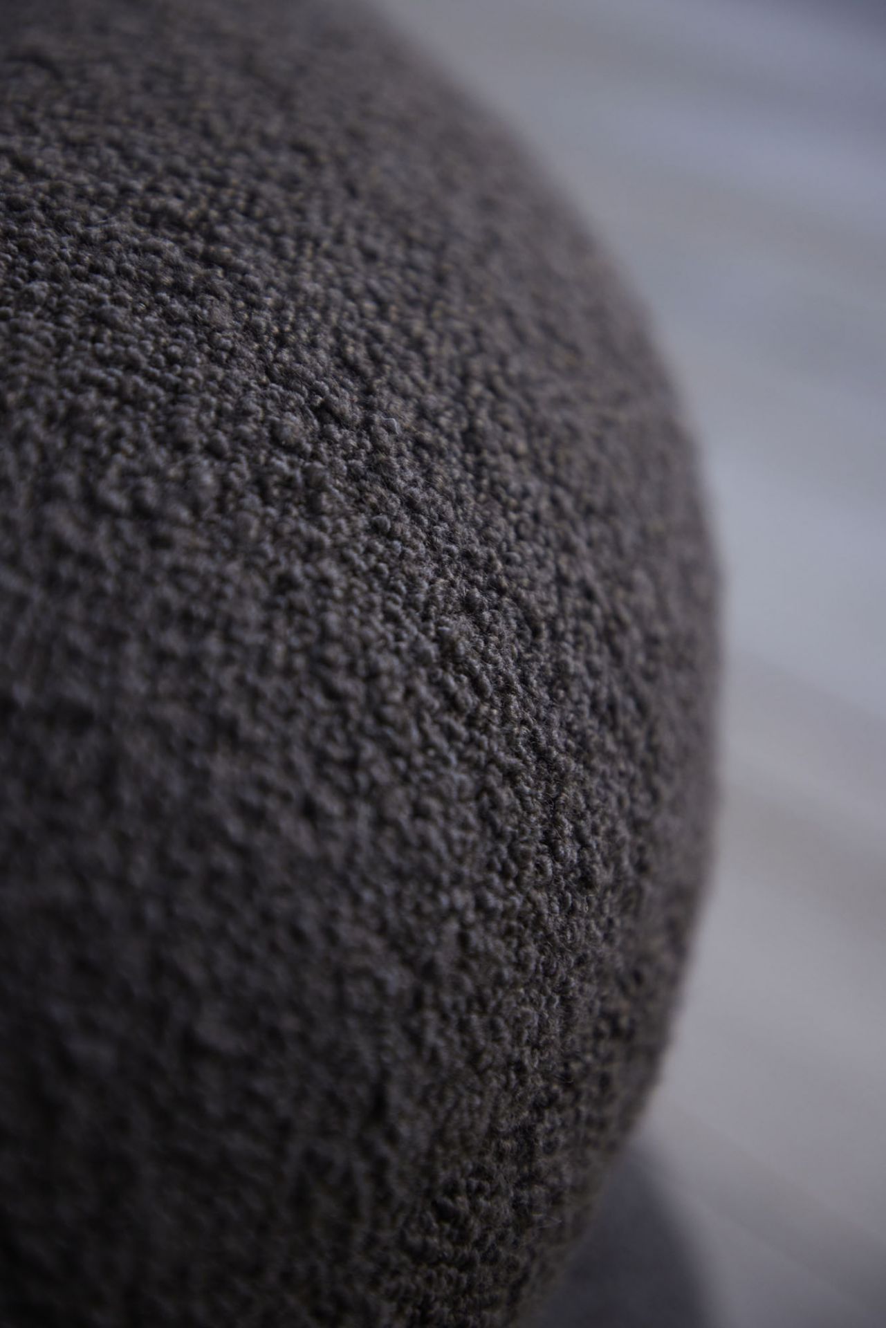 Detailaufnahme des braunen Easy Pouf Hockers von Verpan mit strukturierter Oberfläche.