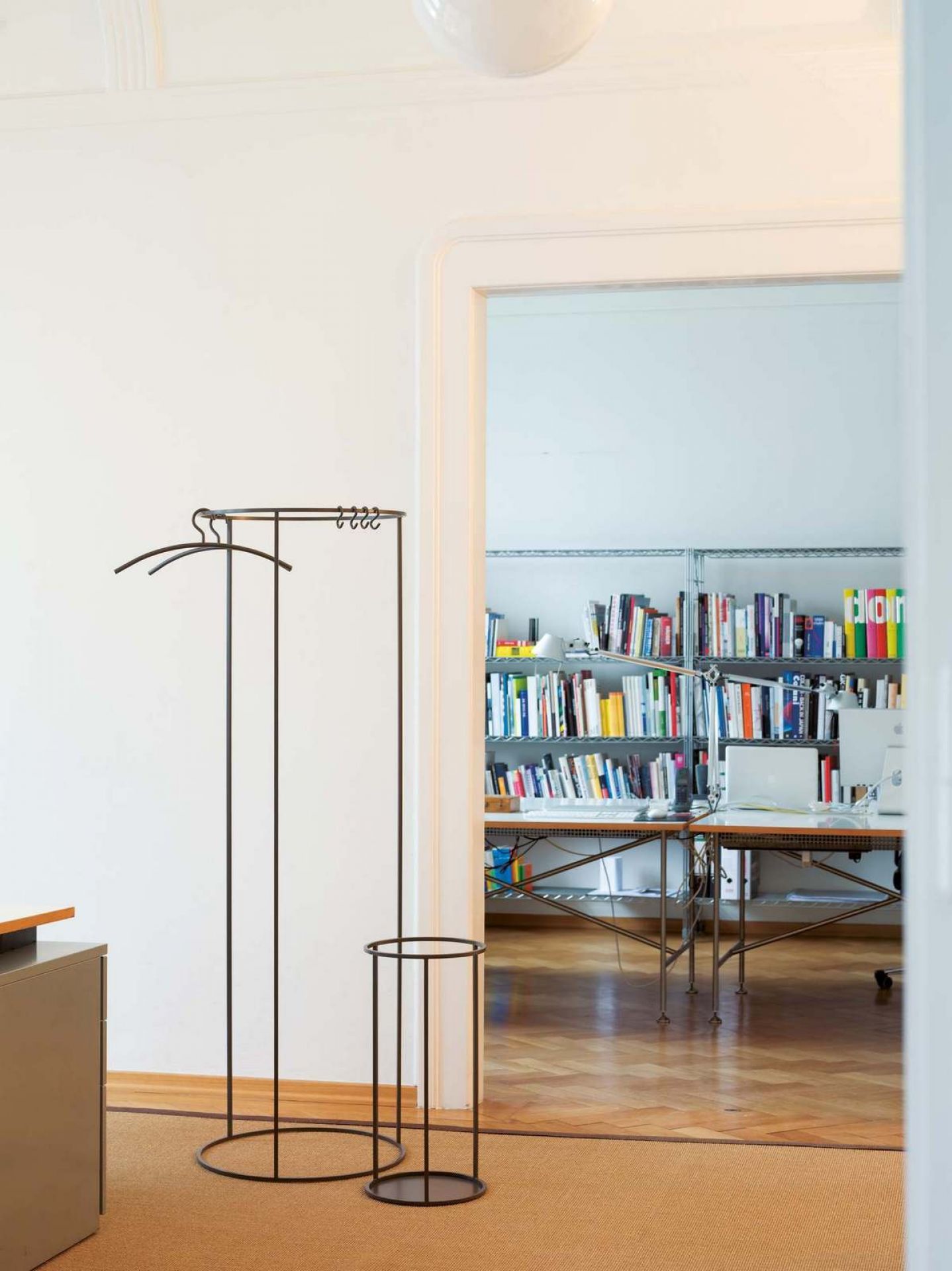 Schönbuch Rack Schirmständer und Beistelltisch aus Metall in modernem Wohnraum. Design Garderobe.