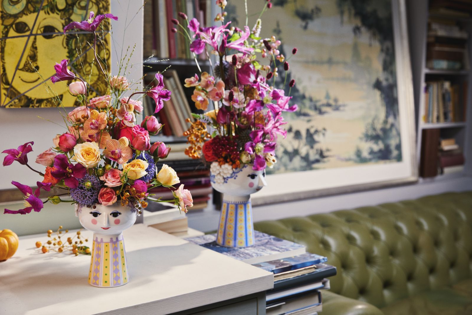 Zwei hellblaue Eva Vasen von Bjørn Wiinblad mit bunten Blumenarrangements als Kopfschmuck.