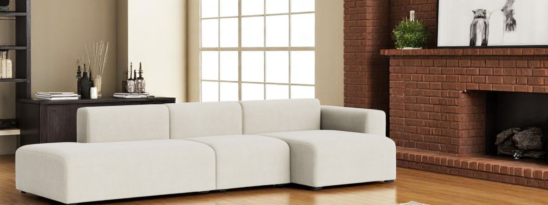 Helles Mags Sofa 3-Sitzer mit Ottomane und Armlehne rechts im Wohnzimmer. Modernes Design.