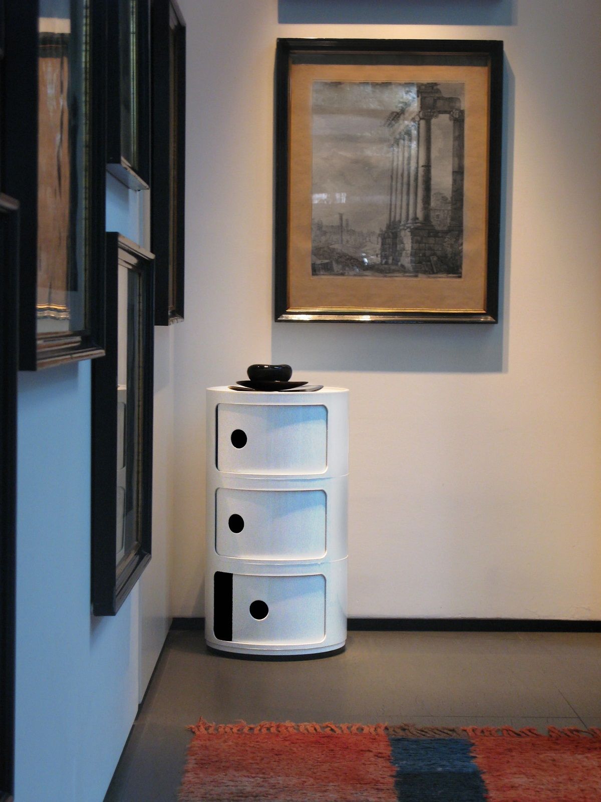 Weißes Componibili Aufbewahrungselement mit drei Fächern und schwarzem Tablett/Deckel von Kartell.