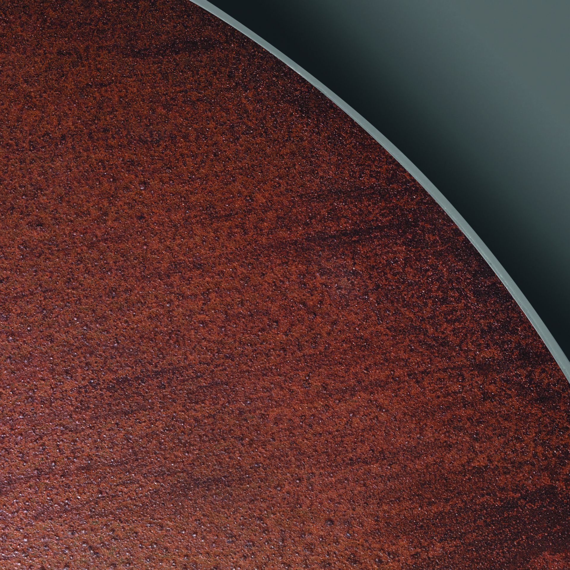 Detailaufnahme der SOLAR Bodenleuchte von Foscarini, rostfarbene Oberfläche und grauer Rand.