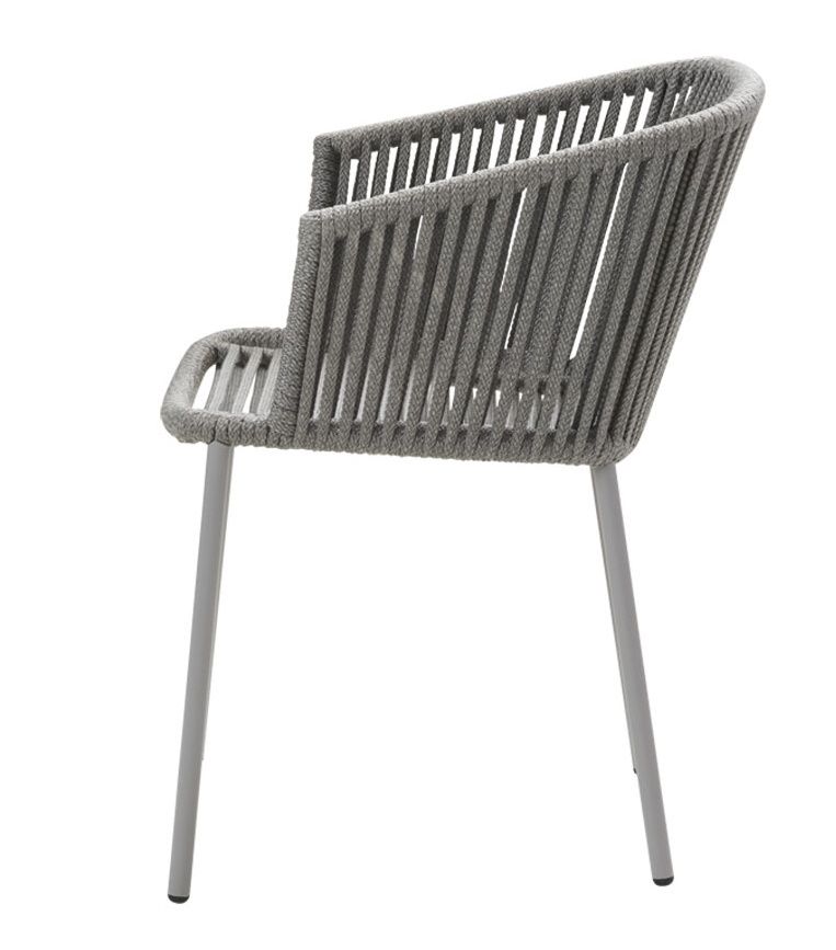Grauer Moments Sessel von Cane-Line, modernes Design mit geflochtener Sitzfläche und Rückenlehne, ideal für den Außenbereich.