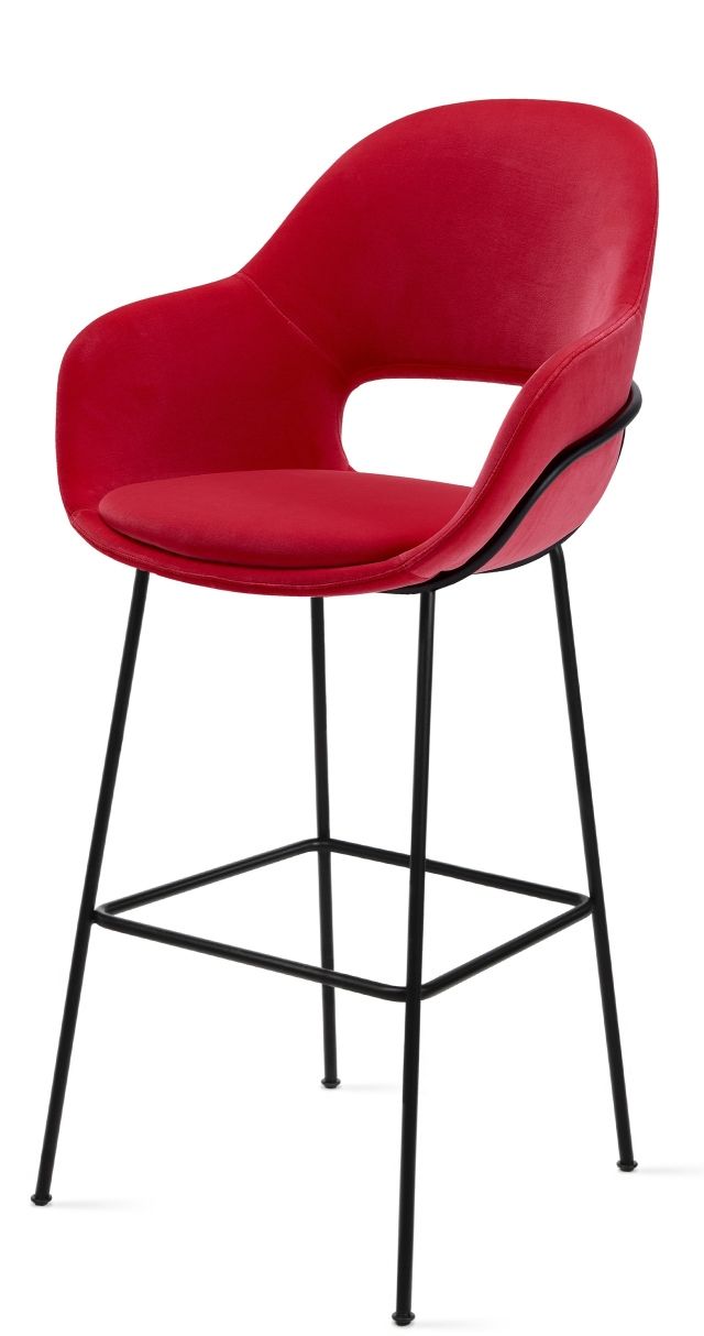 Theia Barstuhl von Freifrau Manufaktur: Hochwertiger, roter Barhocker mit Armlehne und schwarzem Metallgestell.