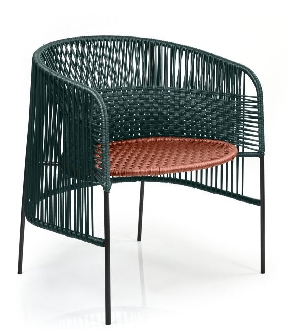 Caribe Chic Loungesessel: Moosgrüner Outdoor-Sessel mit Kupfer-Sitzfläche und schwarzen Beinen. Gartenmöbel für entspannte Stunden.