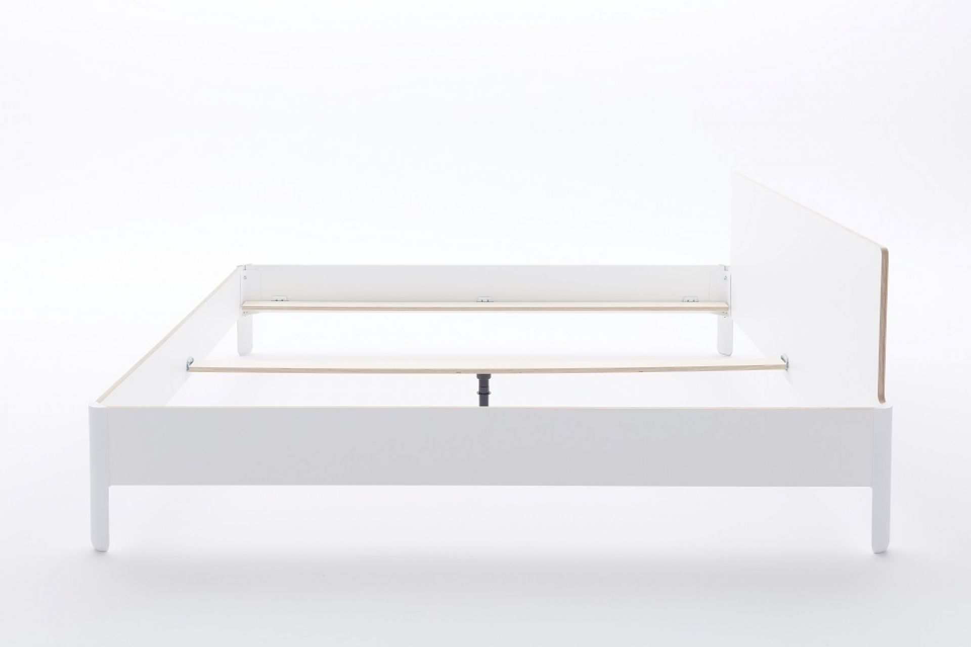 Nait Bett von Müller Möbelwerkstätten, weiße Ausführung, minimalistisches Design, modernes Schlafzimmer.