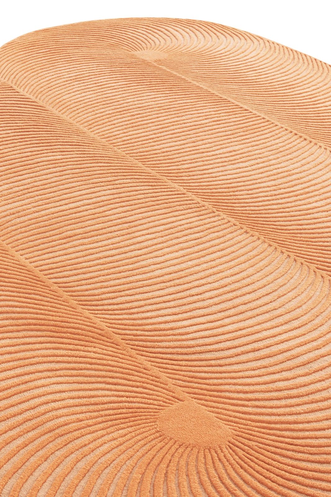 Detailaufnahme des Giro Rug Teppichs von Gan (132x324 cm) mit wellenförmigem, orangefarbenem Muster.