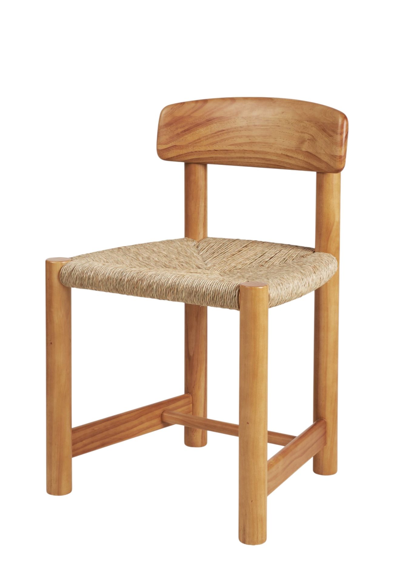 Daumiller Stuhl von Gubi, skandinavisches Design mit Holzrahmen und geflochtener Sitzfläche, isoliert auf Weiß.