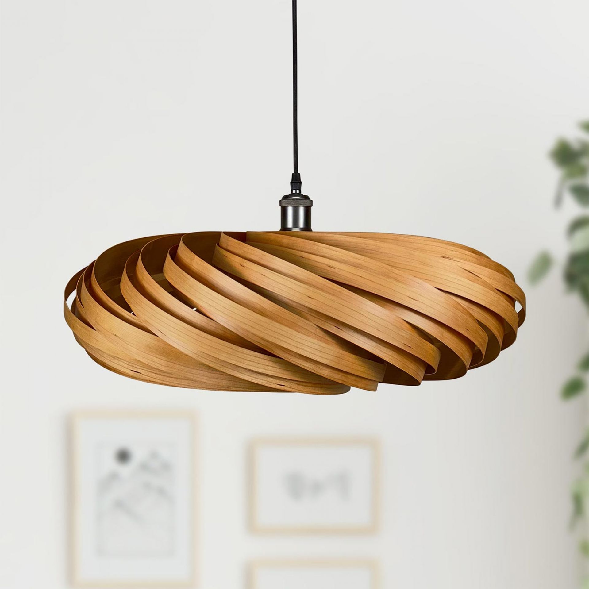 Veneria Hängeleuchte aus Kirschbaumholz, moderne Holzlampe mit spiralförmigem Design für Wohnzimmer und Esszimmer.
