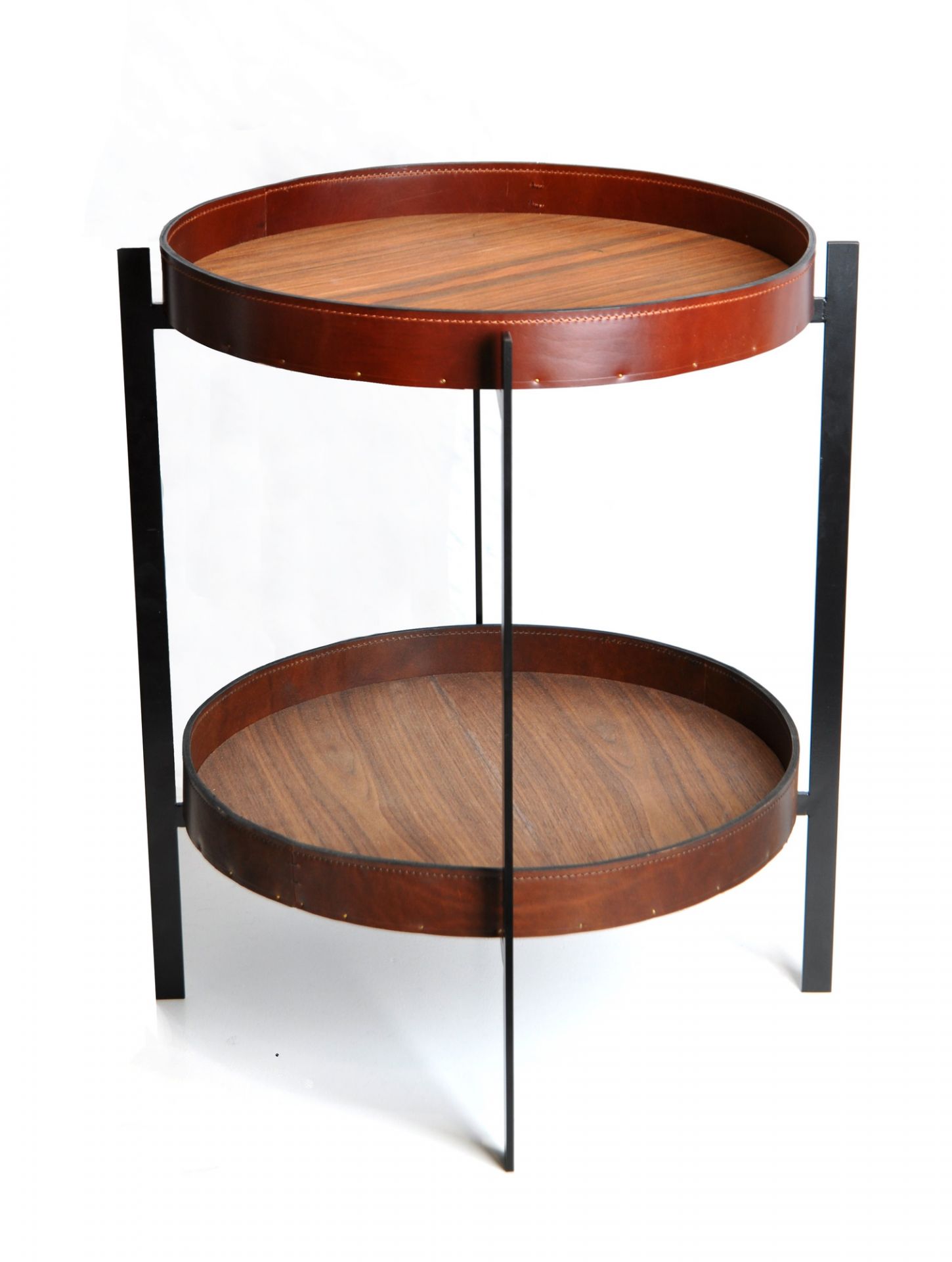 Ox Denmarq Deck Beistelltisch aus Leder und Holz mit zwei runden Ablageflächen.