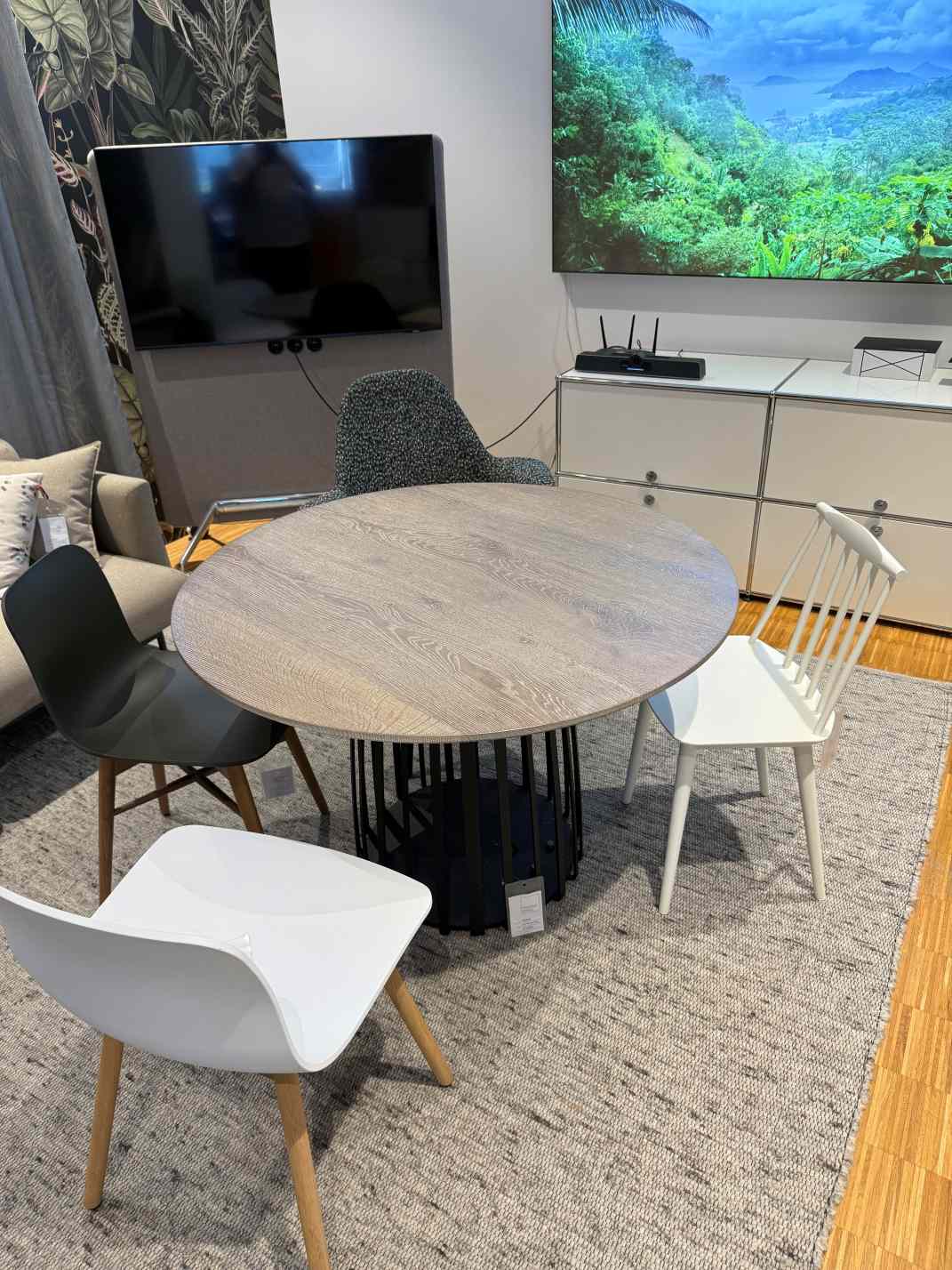 BC 07 Basket Tisch Rund EICHE GERÄUCHERT WEISS ROHEFFEKT Janua AUSSTELLUNGSSTÜCK