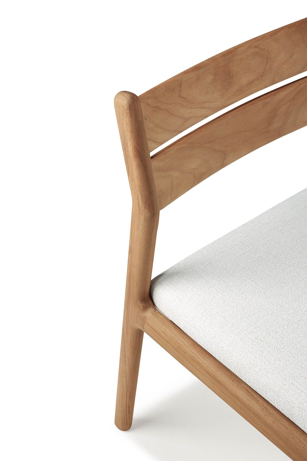 Detailaufnahme des Ethnicraft Jack Outdoor Stuhls mit hellem Polster und Teakholzrahmen.