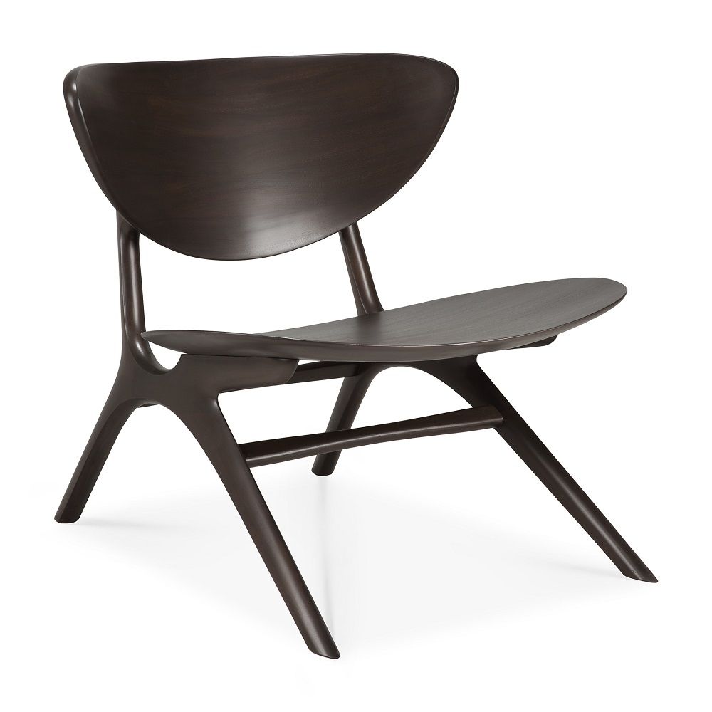 Eye Loungesessel von Ethnicraft: Mahagonifarbener Holzstuhl mit geschwungenem Design für Wohnzimmer und Entspannung.
