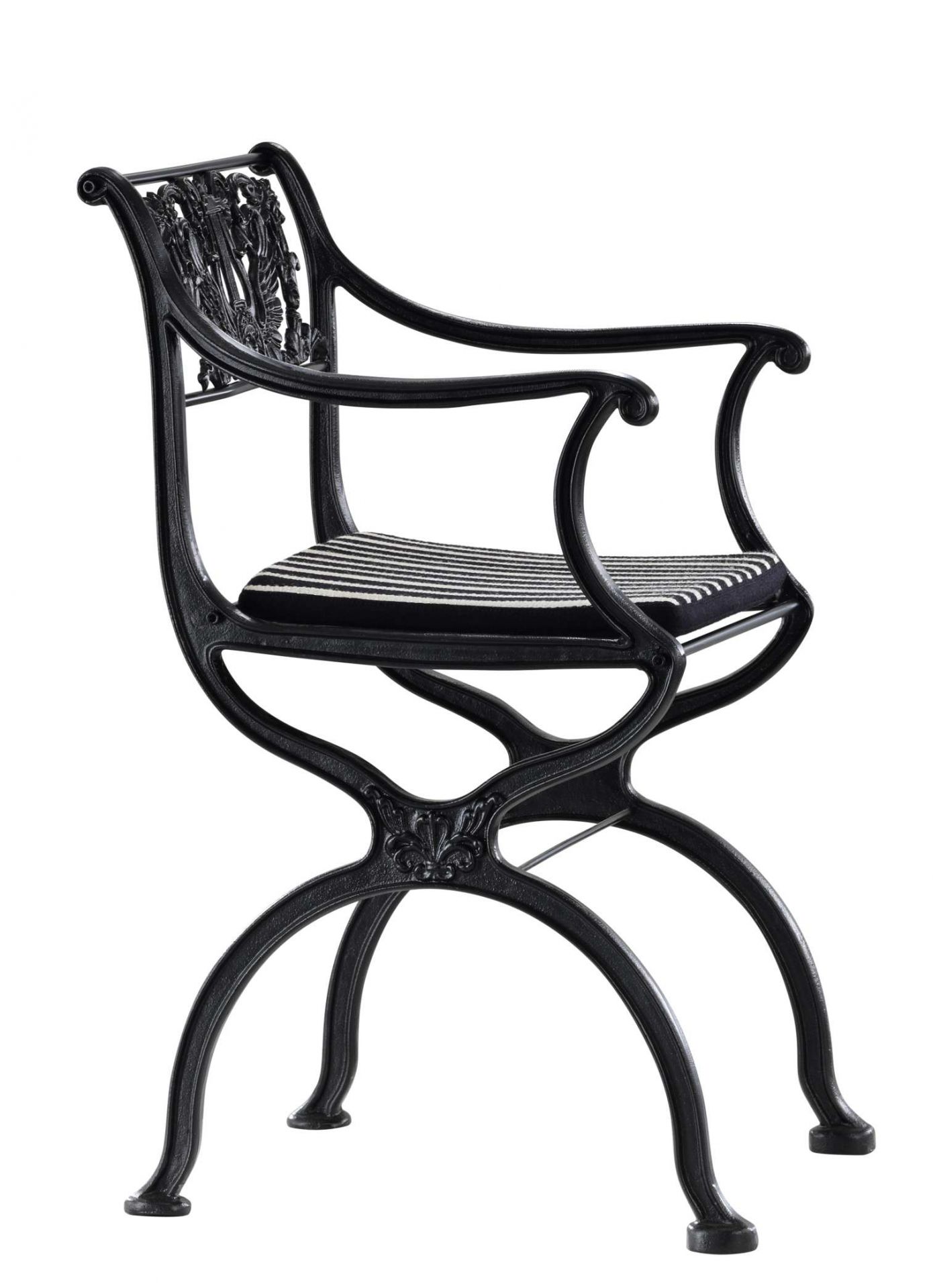 Schwarzer D60 Gartensessel von Tecta mit gestreiftem Sitzkissen, ideal für Garten und Terrasse.