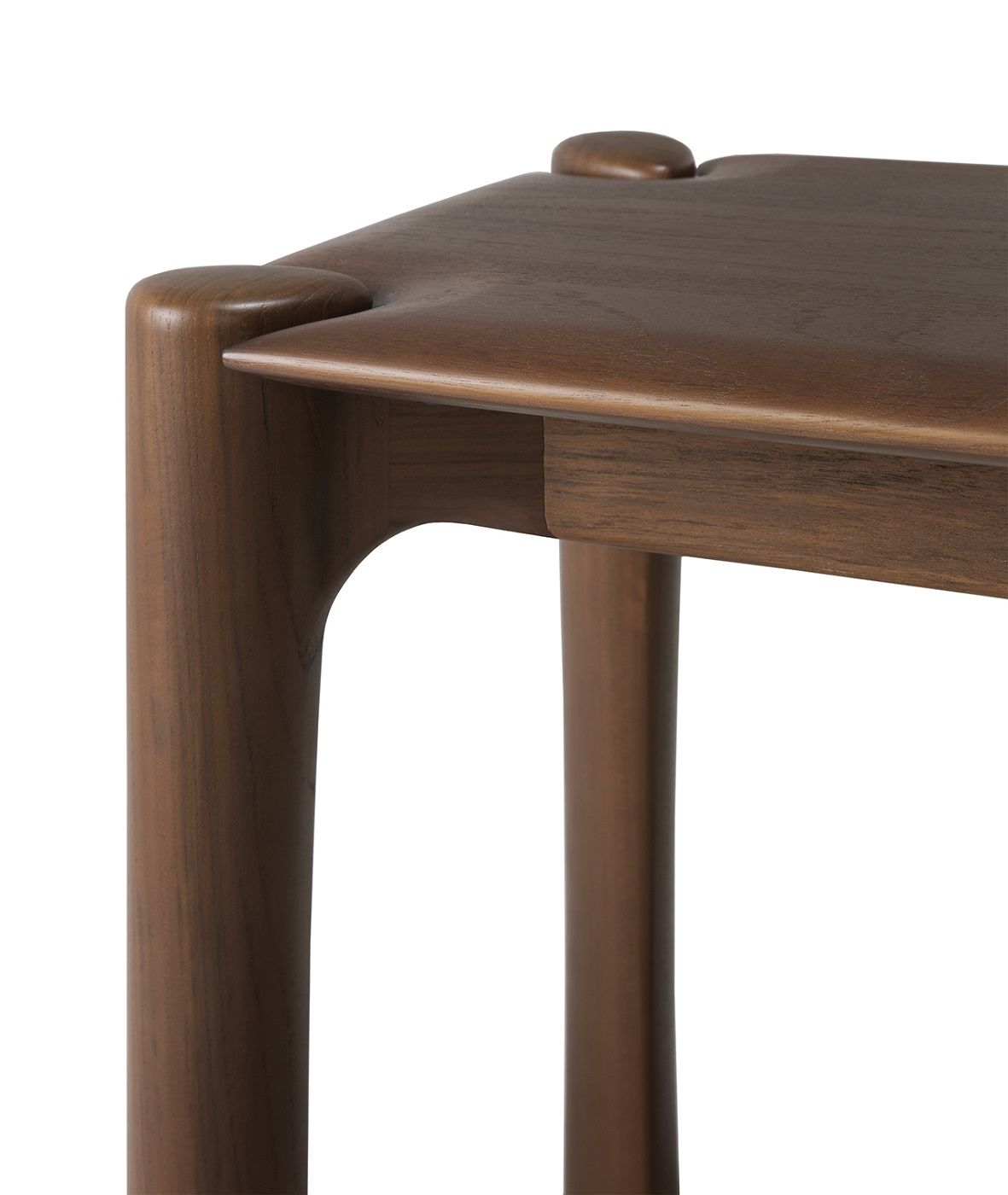 Detailaufnahme der Ethnicraft PI Bank aus Teakholz in Dunkelbraun, modernes Design, hochwertige Holzverarbeitung.
