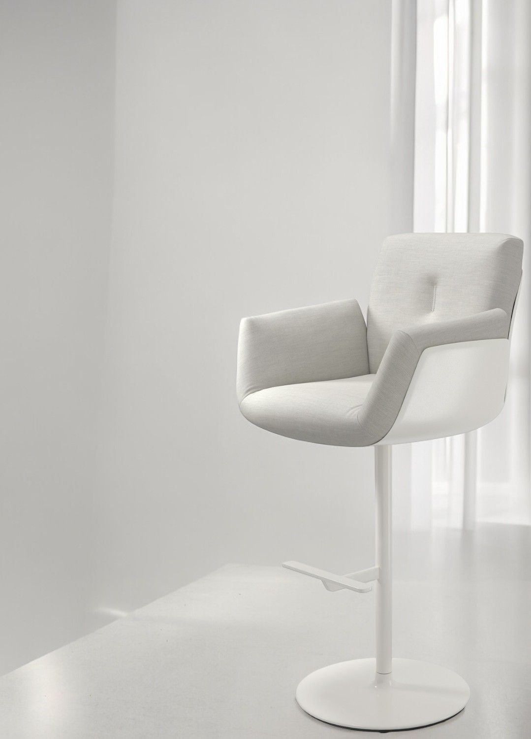 Alvo Barstuhl mit Tellerfuß, drehbar, in hellem Stoff und Weiß. Moderner Hocker.