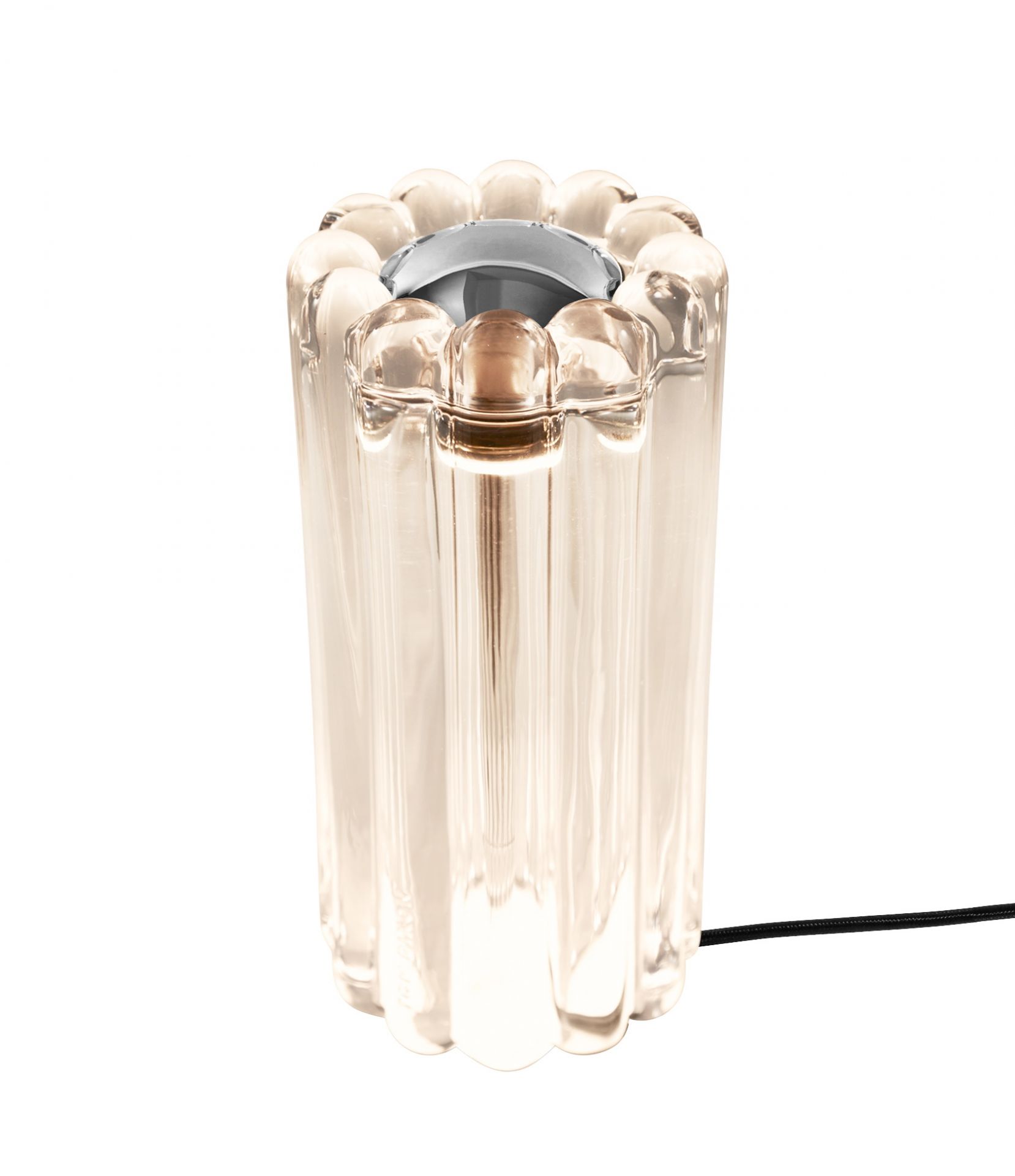 Nahaufnahme der Press Tischleuchte von Tom Dixon aus geriffeltem Klarglas.